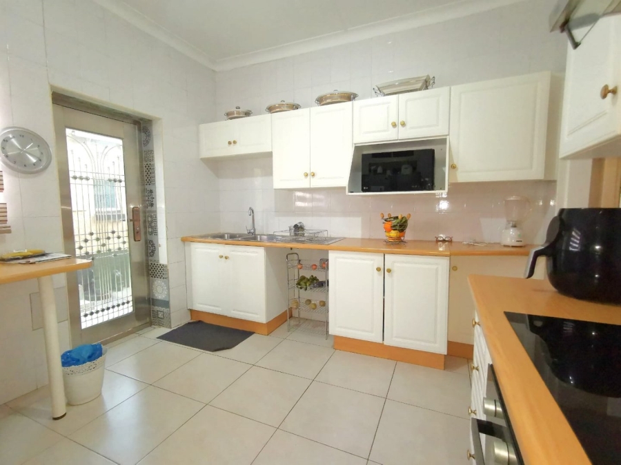 4 Bedroom Property for Sale in Mondeor Gauteng