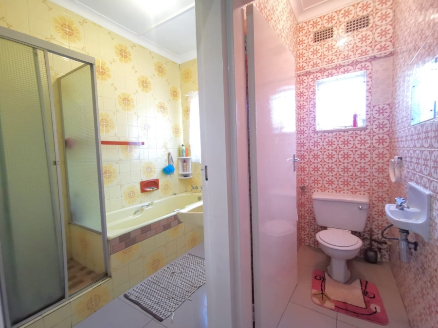 4 Bedroom Property for Sale in Mondeor Gauteng