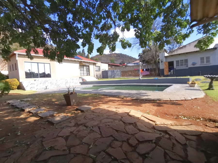 4 Bedroom Property for Sale in Mondeor Gauteng