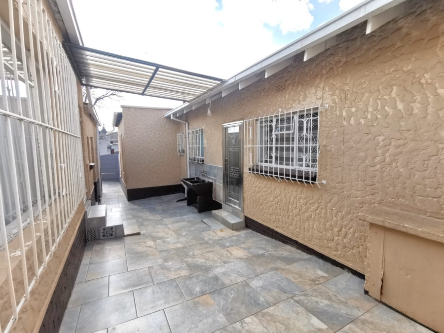 4 Bedroom Property for Sale in Mondeor Gauteng