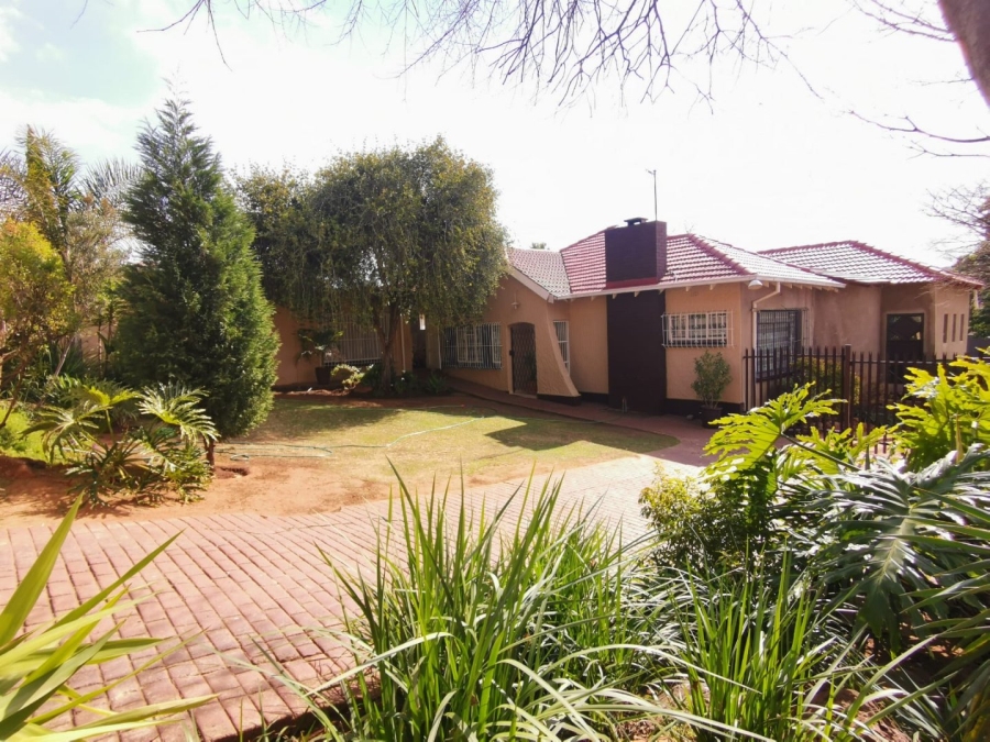 4 Bedroom Property for Sale in Mondeor Gauteng
