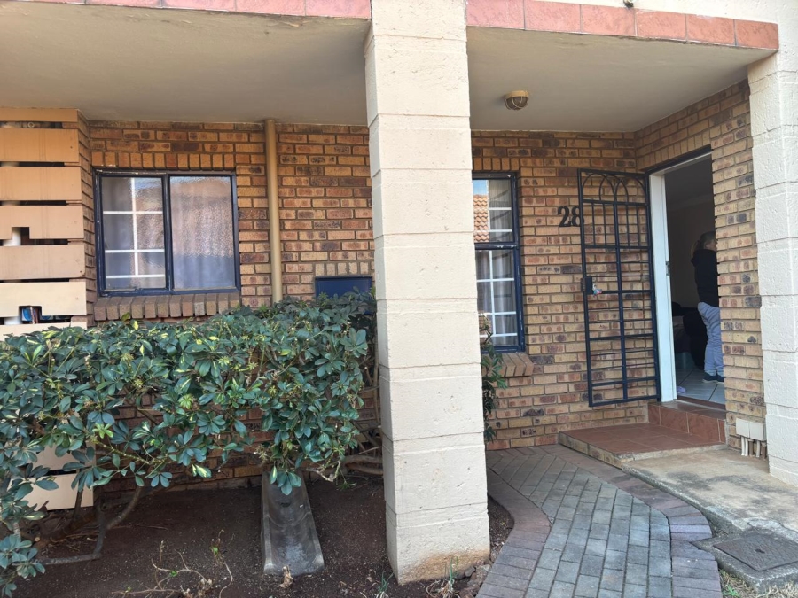 2 Bedroom Property for Sale in Die Hoewes Gauteng
