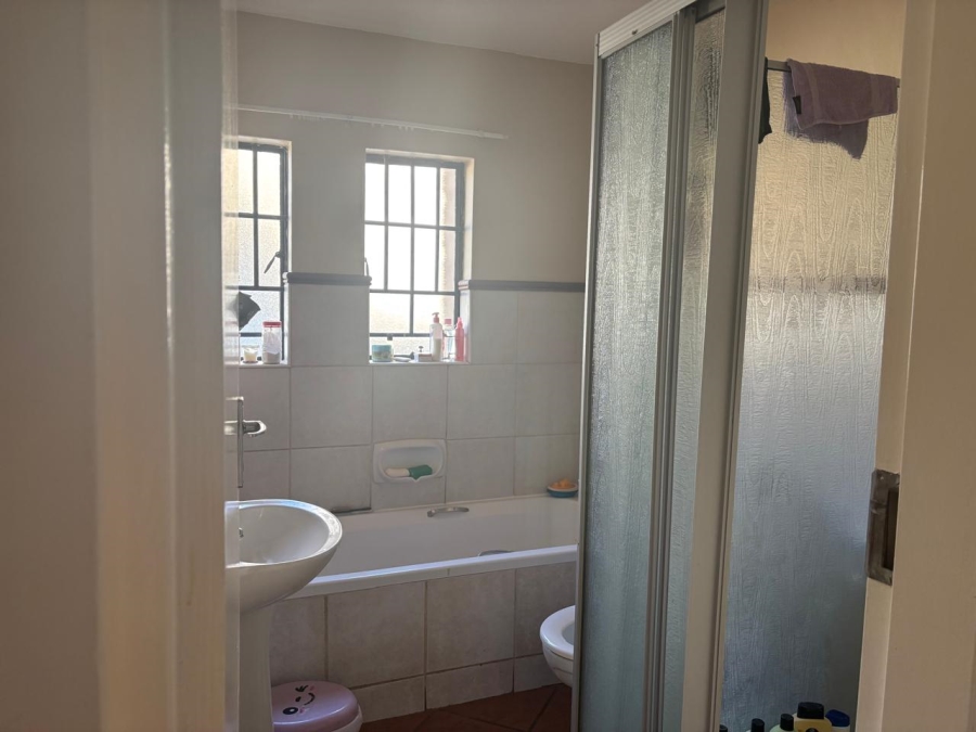 2 Bedroom Property for Sale in Die Hoewes Gauteng