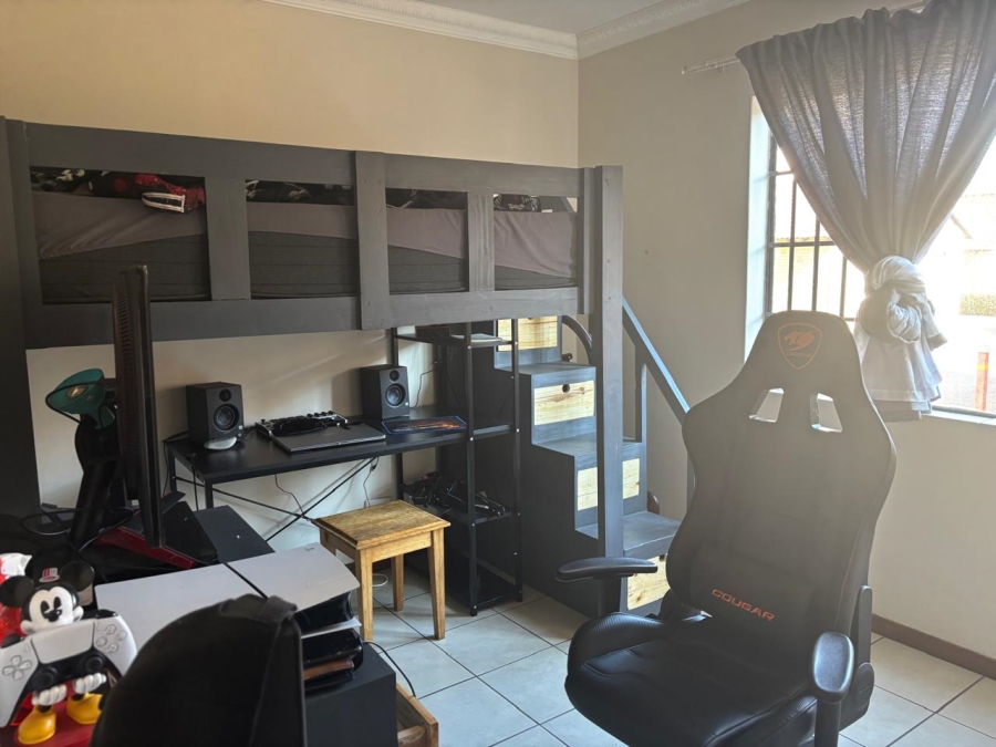 2 Bedroom Property for Sale in Die Hoewes Gauteng