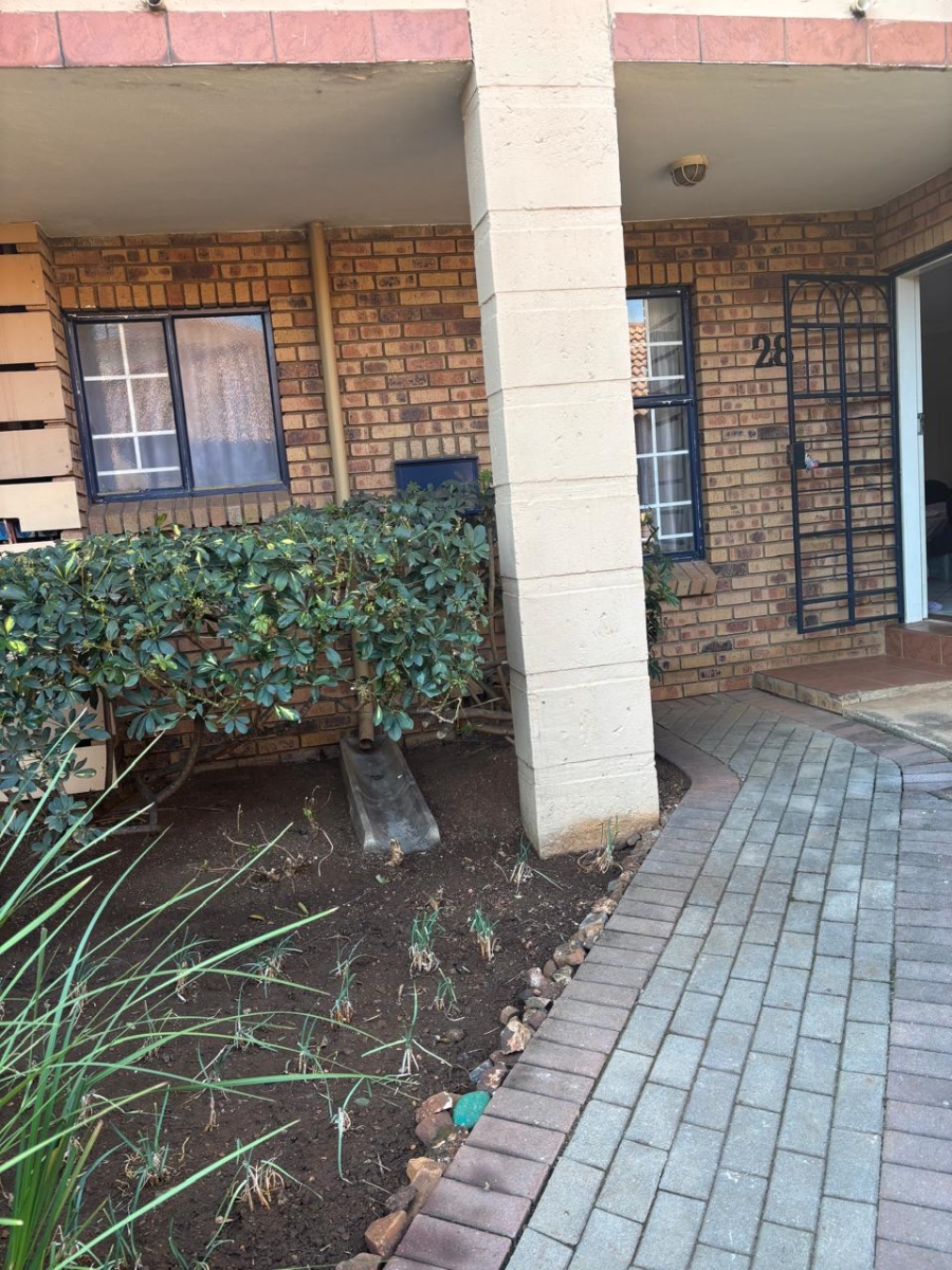 2 Bedroom Property for Sale in Die Hoewes Gauteng