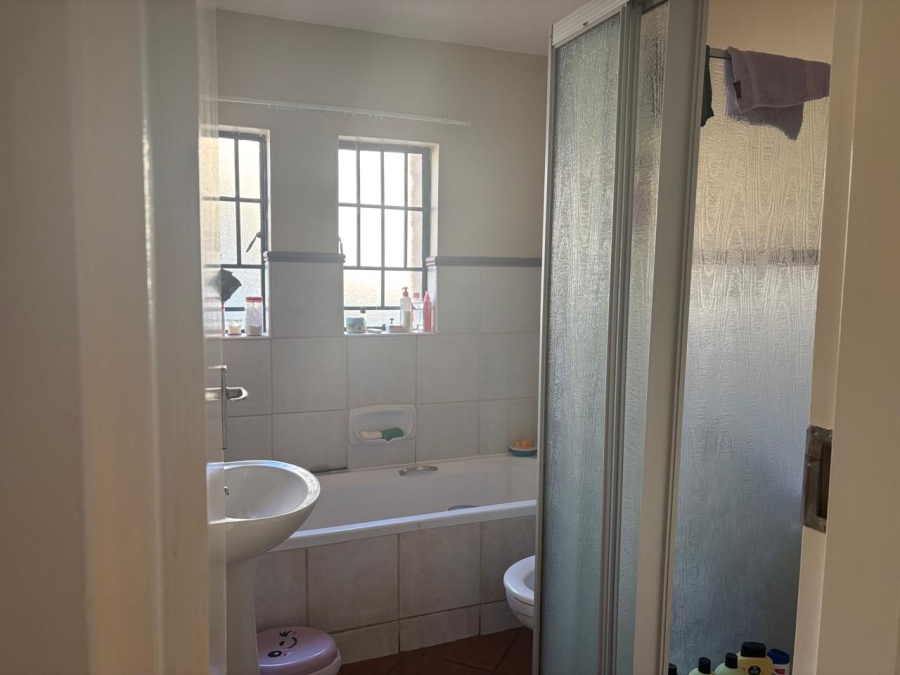2 Bedroom Property for Sale in Die Hoewes Gauteng