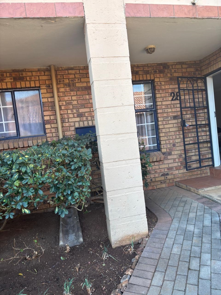 2 Bedroom Property for Sale in Die Hoewes Gauteng