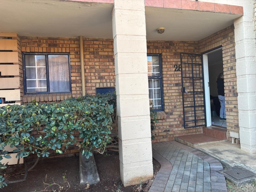 2 Bedroom Property for Sale in Die Hoewes Gauteng