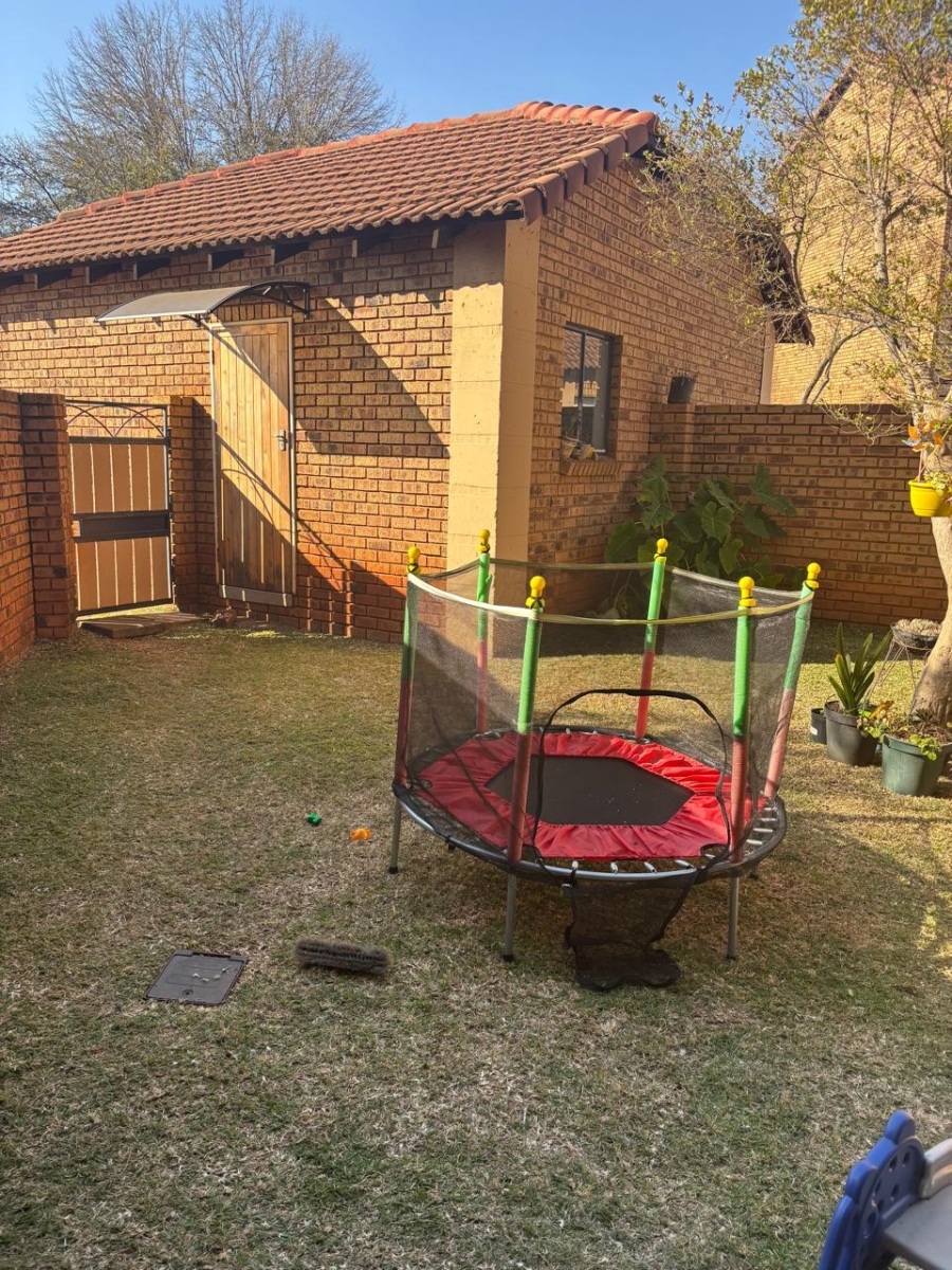 2 Bedroom Property for Sale in Die Hoewes Gauteng