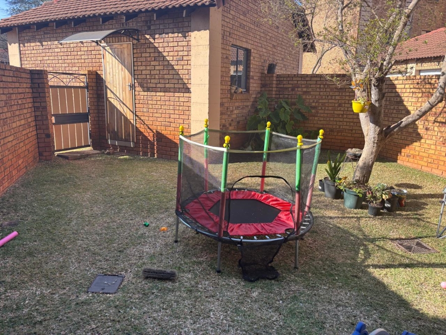 2 Bedroom Property for Sale in Die Hoewes Gauteng