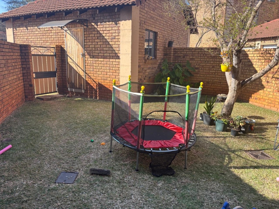 2 Bedroom Property for Sale in Die Hoewes Gauteng