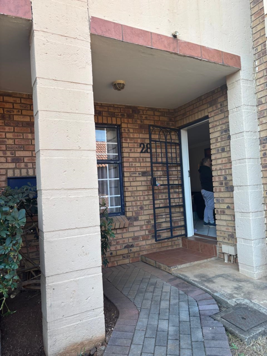 2 Bedroom Property for Sale in Die Hoewes Gauteng