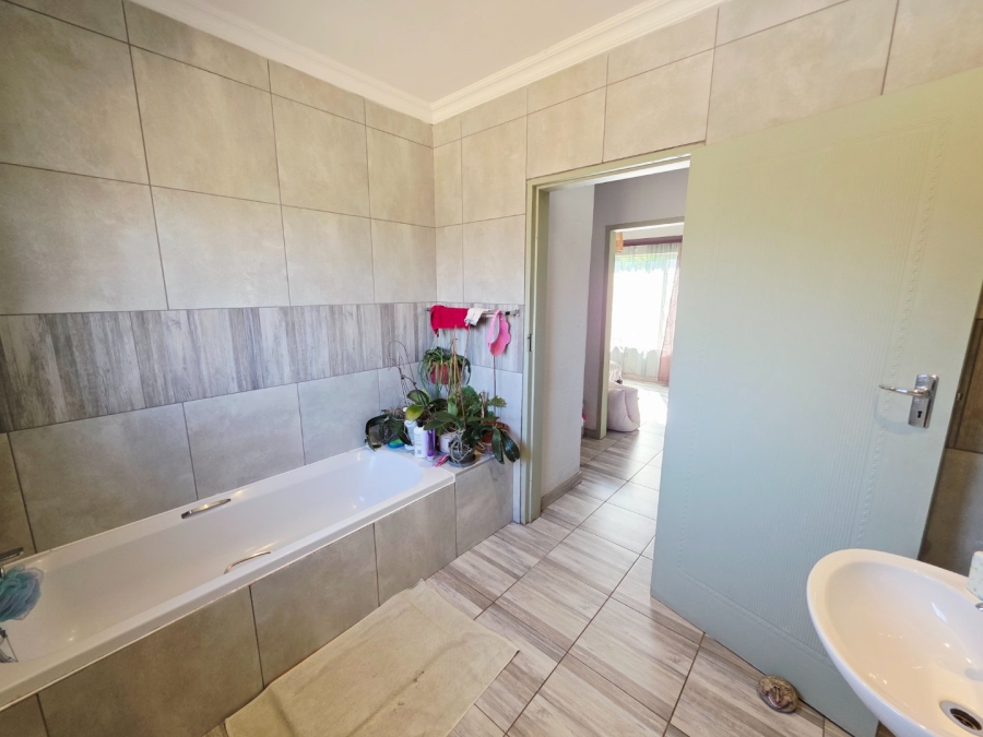 3 Bedroom Property for Sale in La Montagne Gauteng
