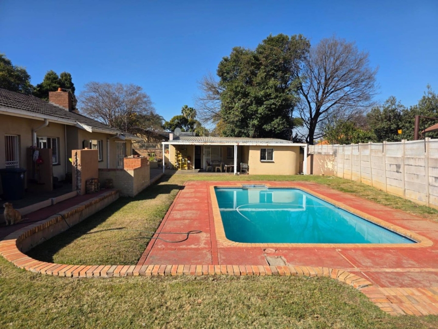 5 Bedroom Property for Sale in Waverley Gauteng