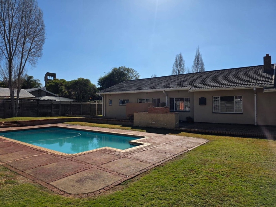 5 Bedroom Property for Sale in Waverley Gauteng