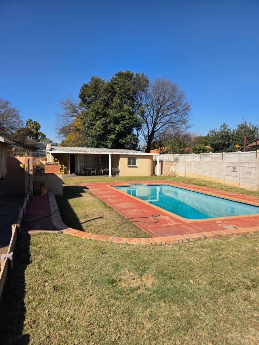 5 Bedroom Property for Sale in Waverley Gauteng