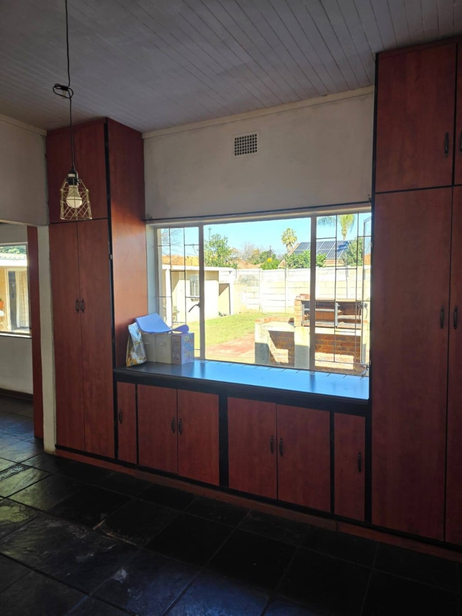 5 Bedroom Property for Sale in Waverley Gauteng