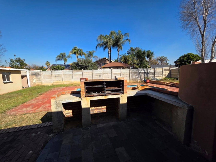 5 Bedroom Property for Sale in Waverley Gauteng