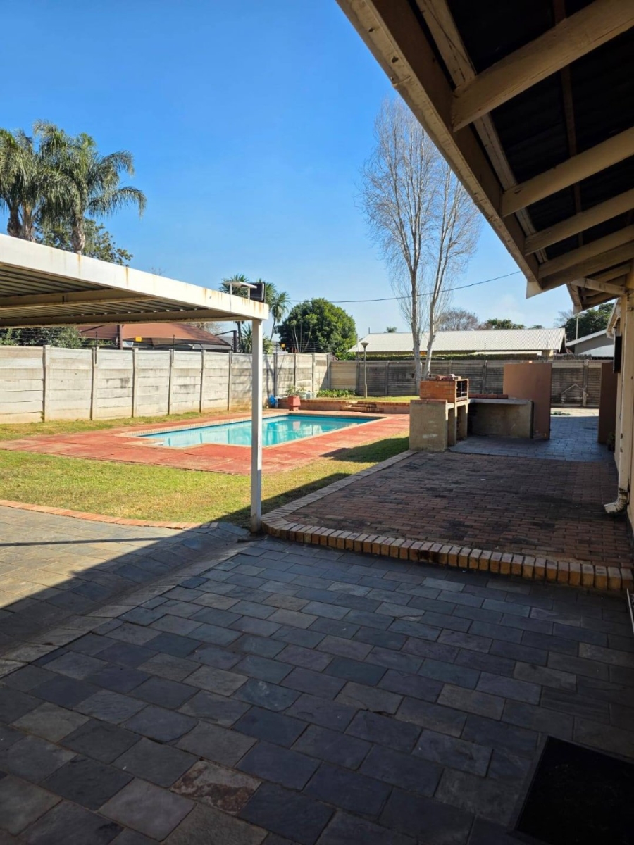 5 Bedroom Property for Sale in Waverley Gauteng