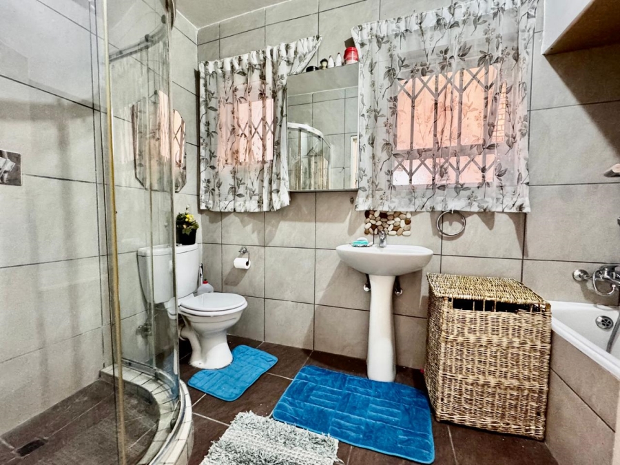 2 Bedroom Property for Sale in Edenvale Central Gauteng