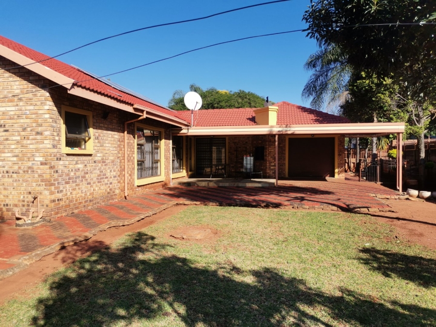 To Let 4 Bedroom Property for Rent in Dorandia Gauteng