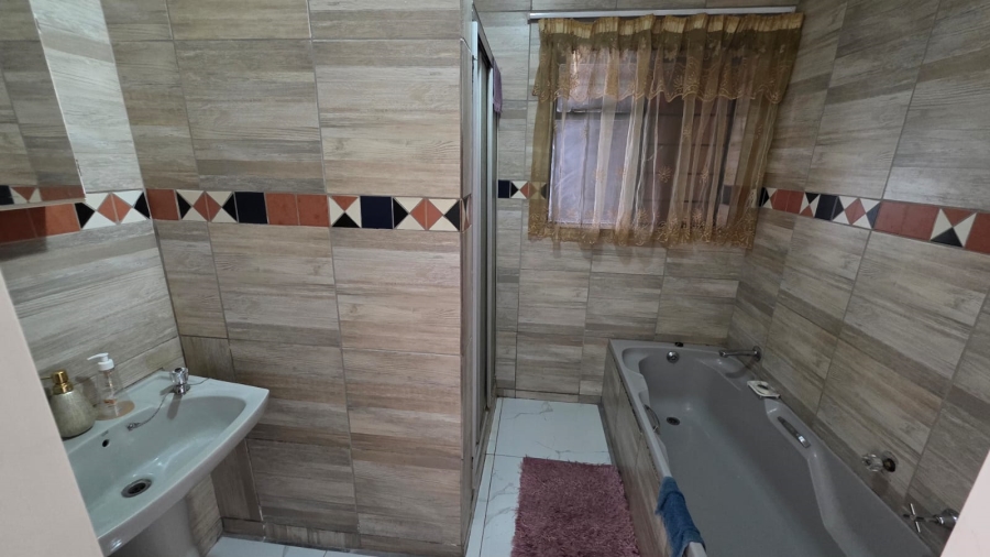7 Bedroom Property for Sale in Doornpoort Gauteng