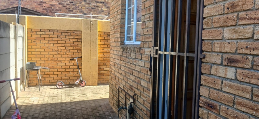 2 Bedroom Property for Sale in North Riding Gauteng