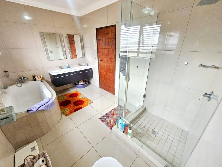 To Let 4 Bedroom Property for Rent in Monavoni Gauteng