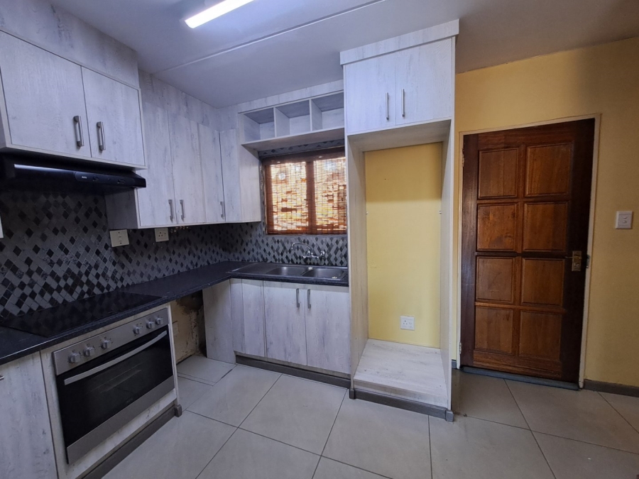 2 Bedroom Property for Sale in Mondeor Gauteng