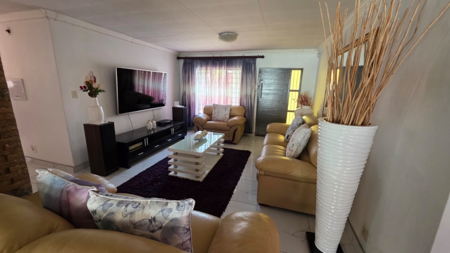 7 Bedroom Property for Sale in Doornpoort Gauteng