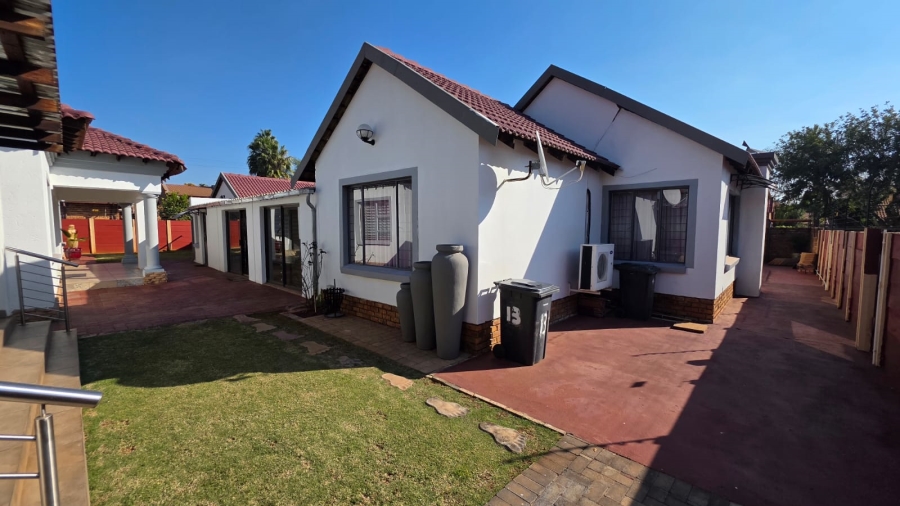 7 Bedroom Property for Sale in Doornpoort Gauteng