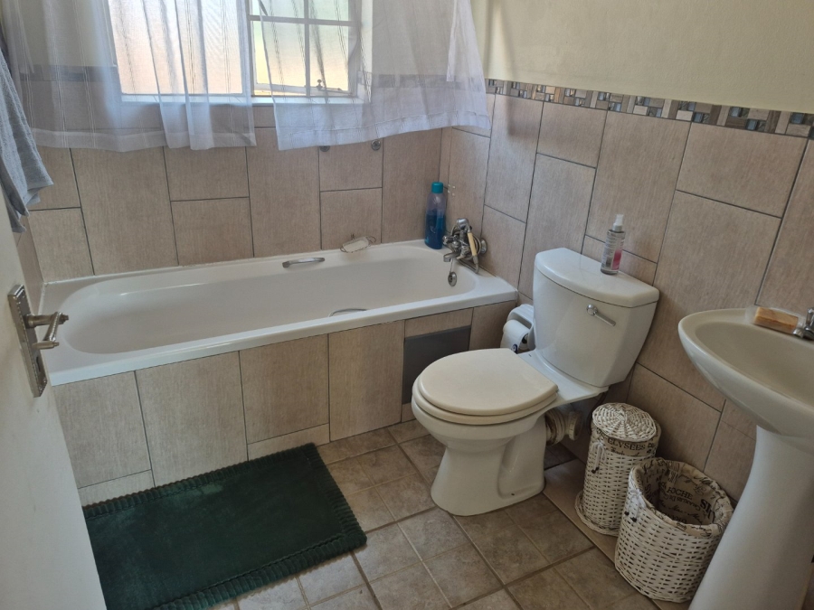 2 Bedroom Property for Sale in Die Hoewes Gauteng