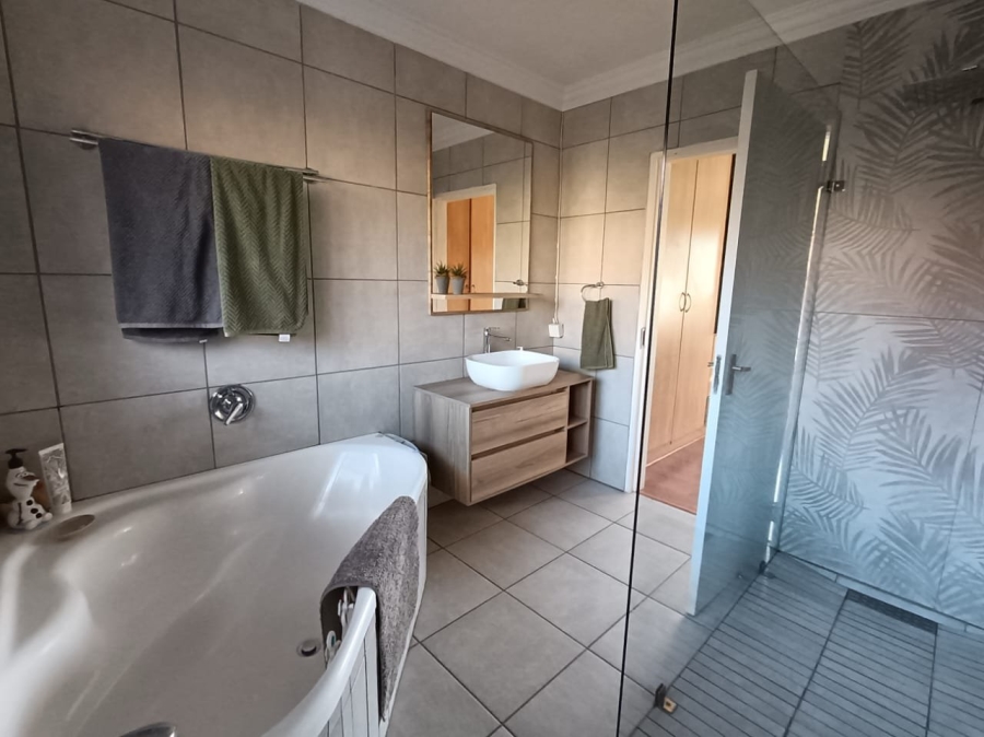 4 Bedroom Property for Sale in Amberfield Gauteng