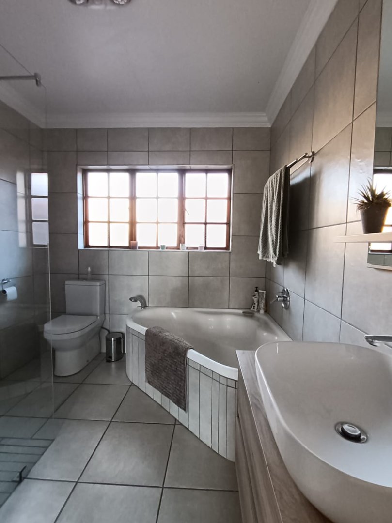 4 Bedroom Property for Sale in Amberfield Gauteng