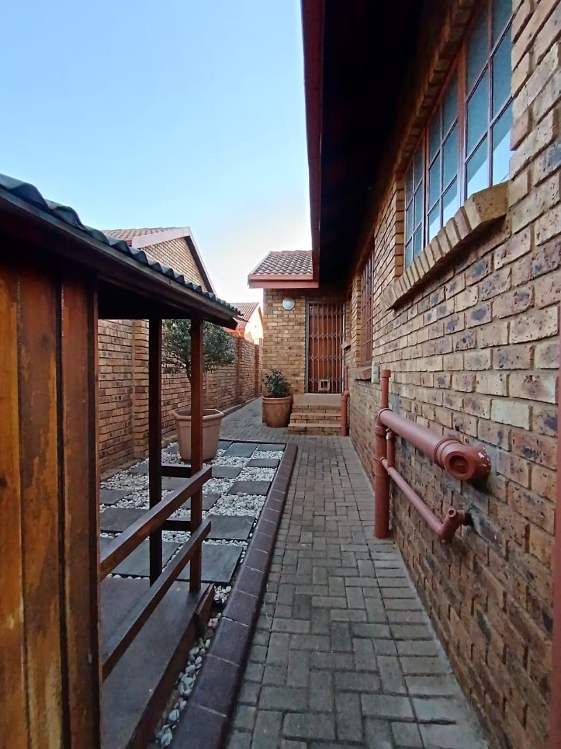 4 Bedroom Property for Sale in Amberfield Gauteng