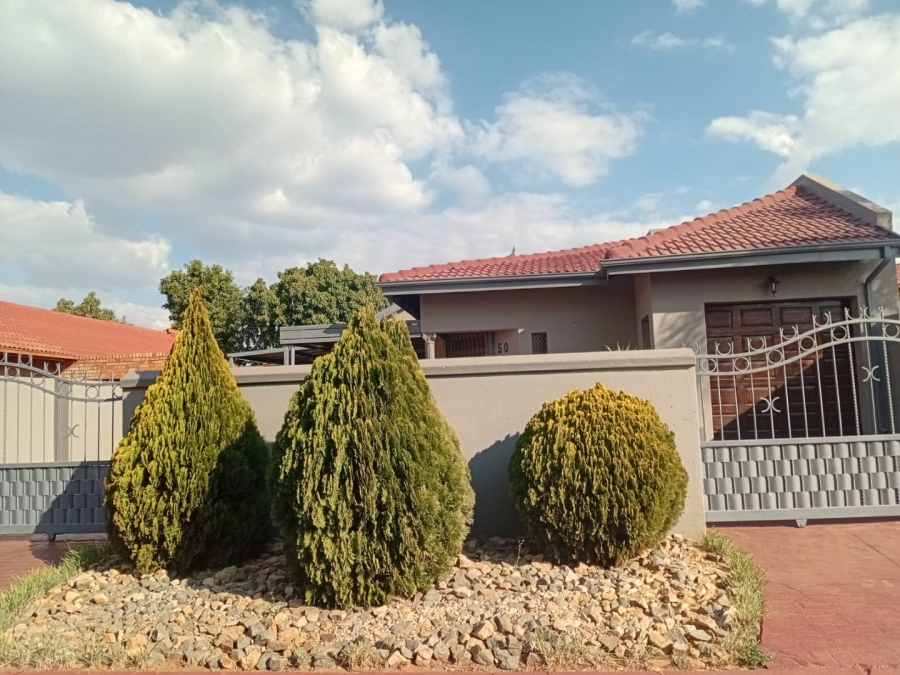 3 Bedroom Property for Sale in Lindo Park Gauteng