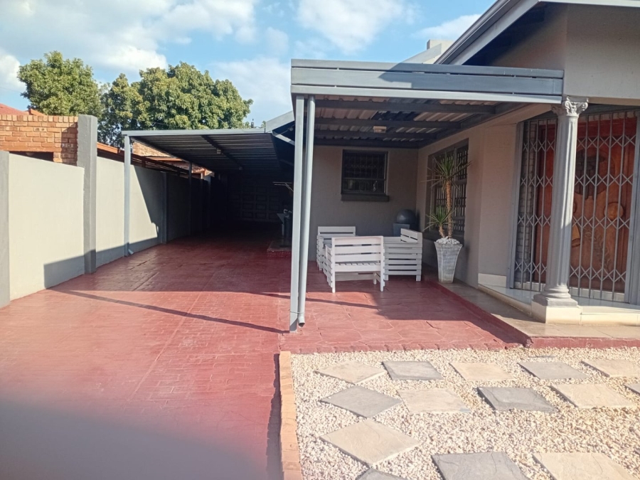 3 Bedroom Property for Sale in Lindo Park Gauteng