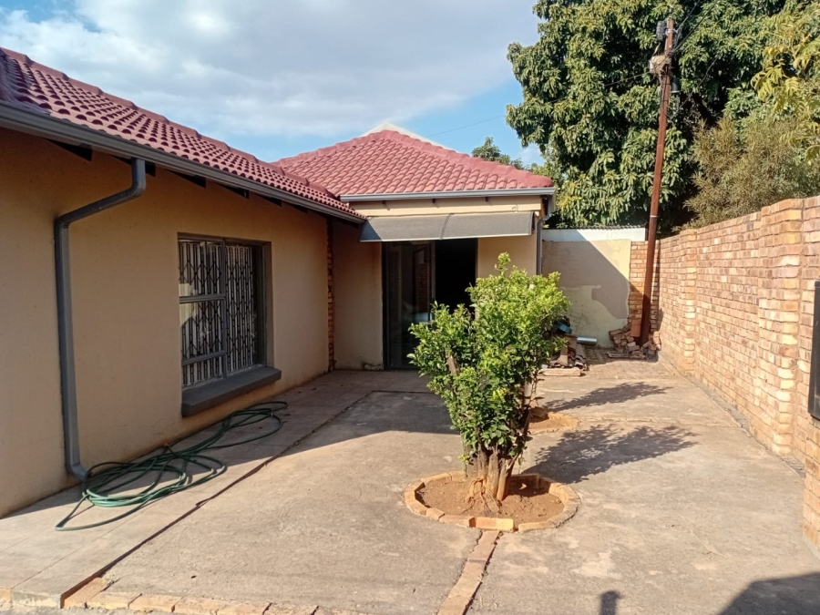 3 Bedroom Property for Sale in Lindo Park Gauteng