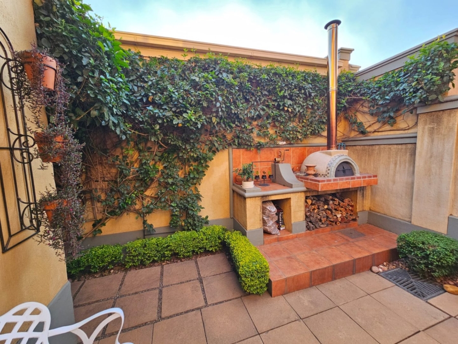To Let 2 Bedroom Property for Rent in Faerie Glen Gauteng