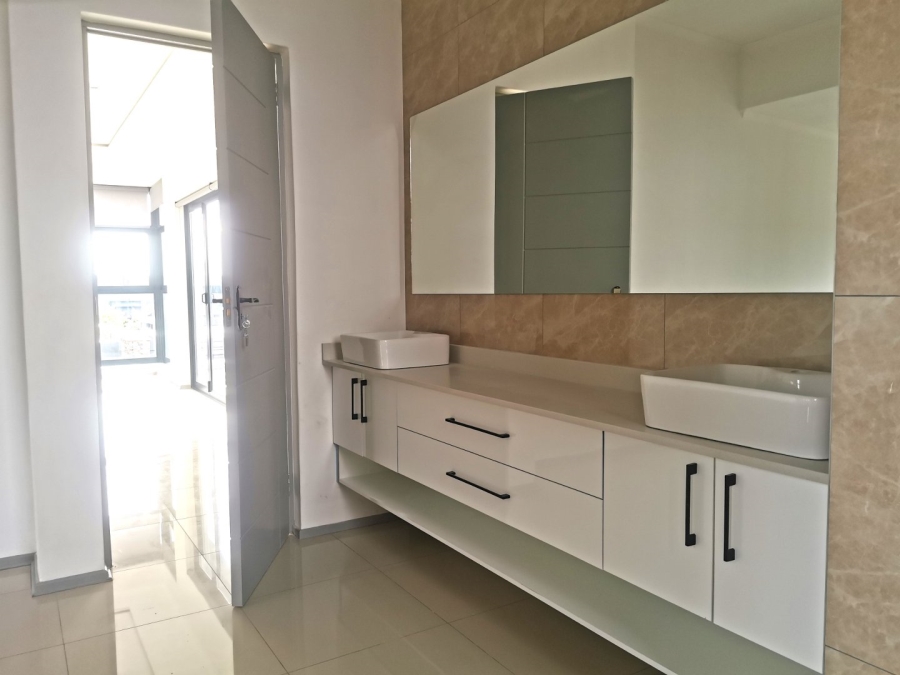 5 Bedroom Property for Sale in Serengeti Lifestyle Estate Gauteng