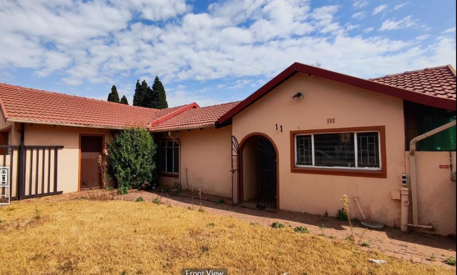 5 Bedroom Property for Sale in Glen Marais Gauteng