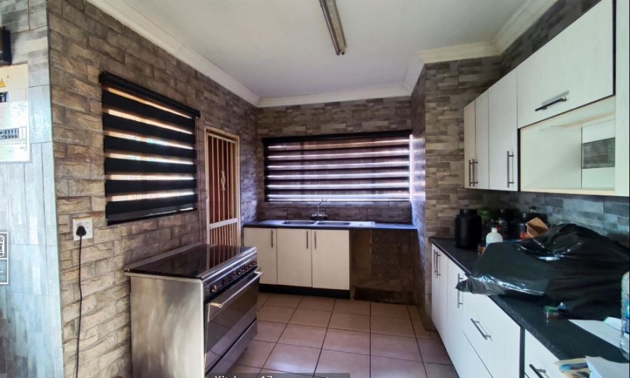 5 Bedroom Property for Sale in Glen Marais Gauteng