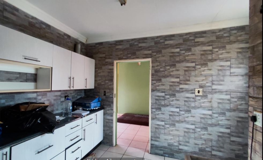 5 Bedroom Property for Sale in Glen Marais Gauteng