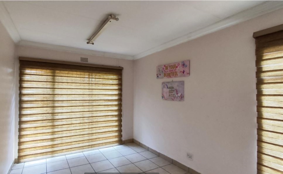 5 Bedroom Property for Sale in Glen Marais Gauteng