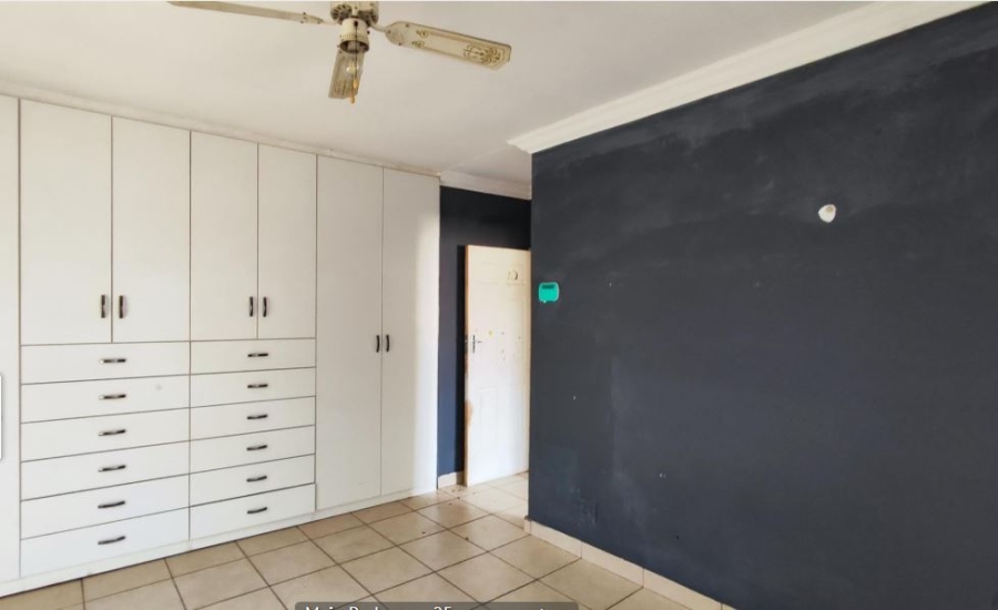 5 Bedroom Property for Sale in Glen Marais Gauteng