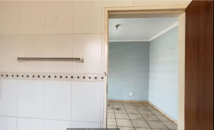5 Bedroom Property for Sale in Glen Marais Gauteng