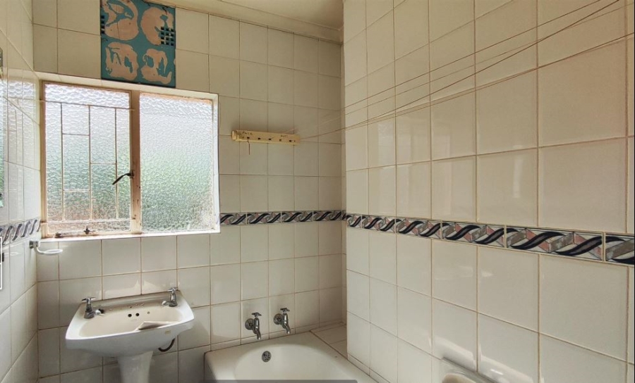 5 Bedroom Property for Sale in Glen Marais Gauteng