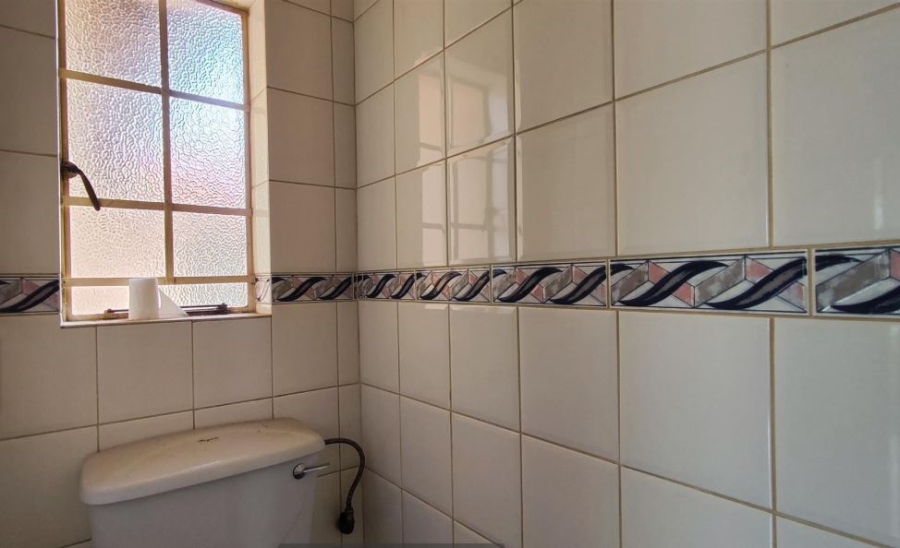 5 Bedroom Property for Sale in Glen Marais Gauteng