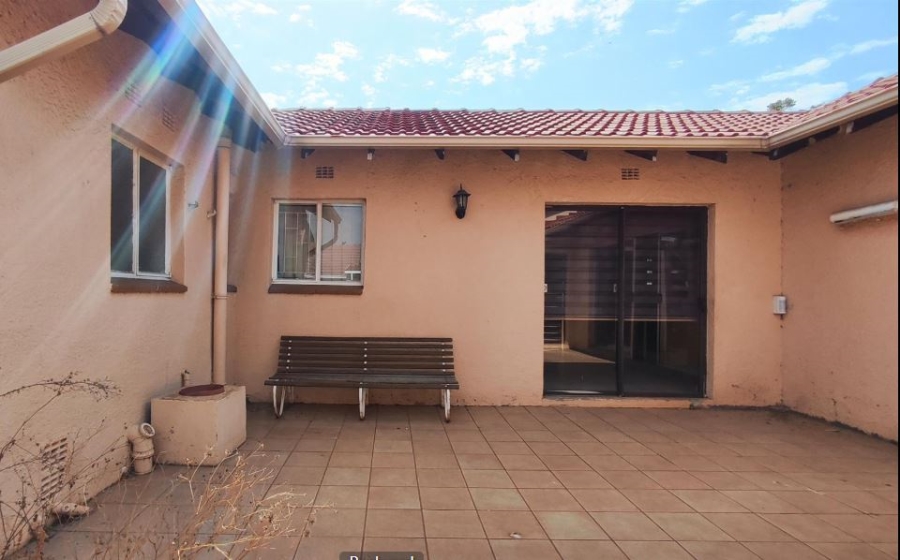 5 Bedroom Property for Sale in Glen Marais Gauteng
