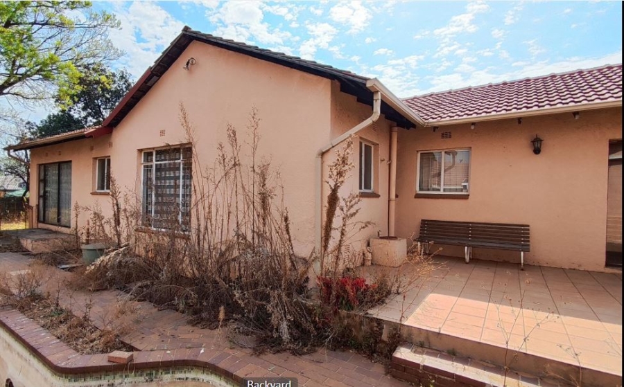 5 Bedroom Property for Sale in Glen Marais Gauteng